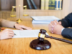<b>浦东区刑事律师揭秘：当家人被刑事拘留，如何正确寻求帮助与援助？</b>